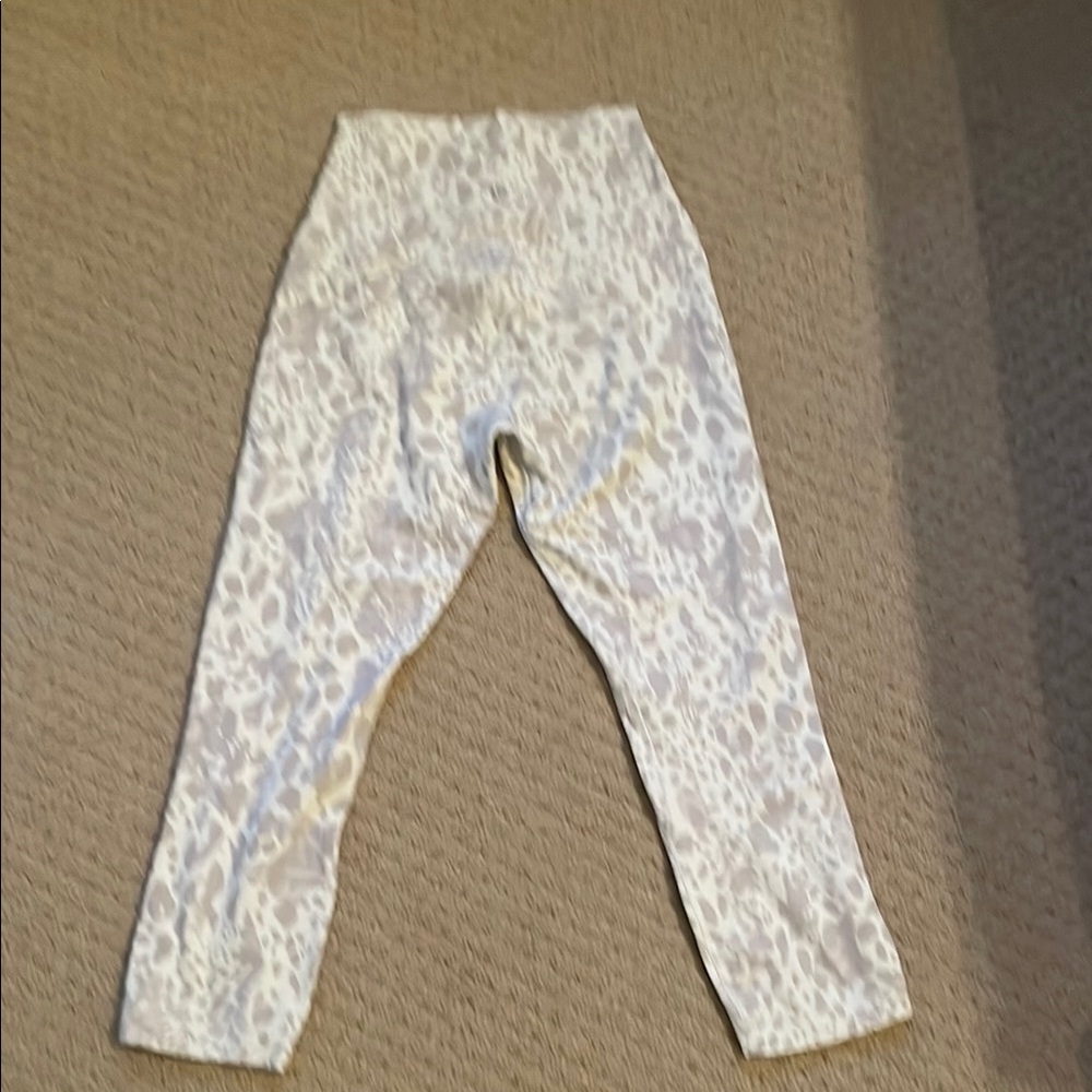 Lululemon align white Leopard Print crop legging’s size 4